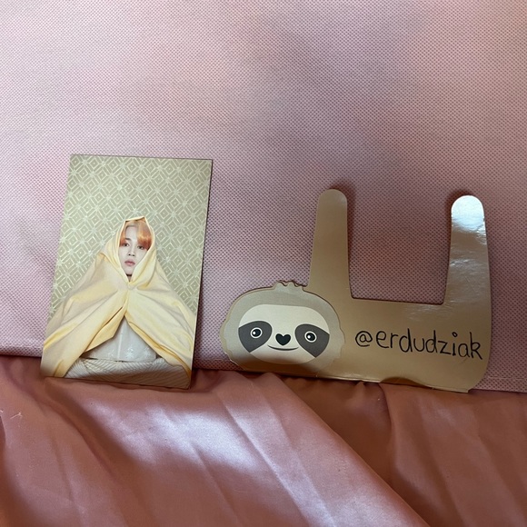 WTS $5
~ Jimin pc MOTS Persona (slight defect on back) - Picture 1 of 2